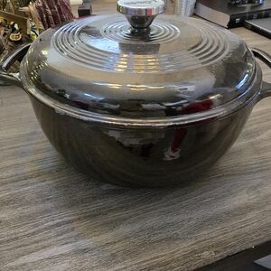 Lodge Elegant Black Cast Iron Dutch Oven